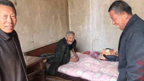 农村102岁老爹轮到80岁大儿子家住,看看大儿子怎样伺候老爹的?