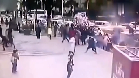 电动滑板车家中充电突然爆炸 父亲抱起女儿就