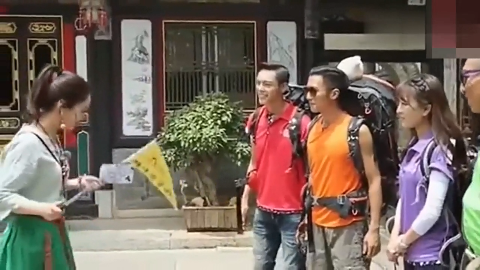 赵丽颖抓鸡被鸡吓哭了 陈伟霆一把把她搂了过