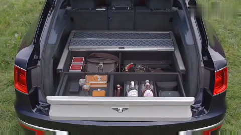 价值600万的宾利添越,后备箱打开后,才知道啥叫霸气