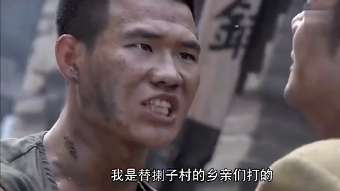 鬼子战壕里正吃着饭突然跳进来一个八路军小鬼