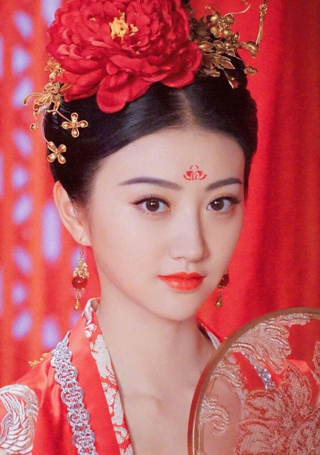 比起章子怡殷桃的花钿妆,赵丽颖和热巴的简直胡来