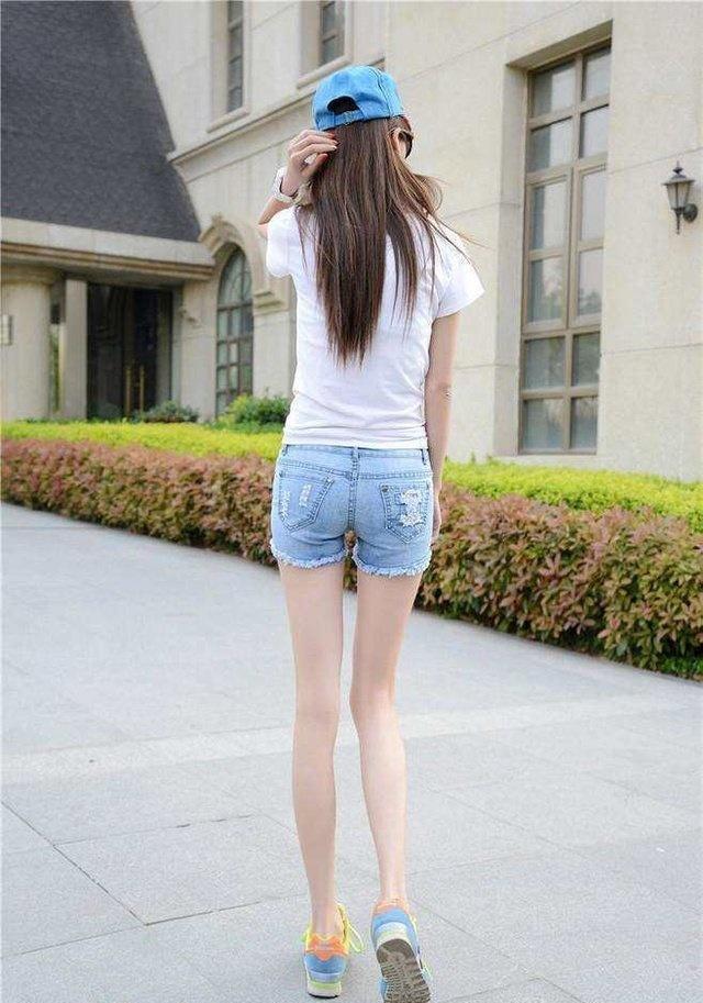 短裤白皙大长腿萌妹子霸屏街头潮流