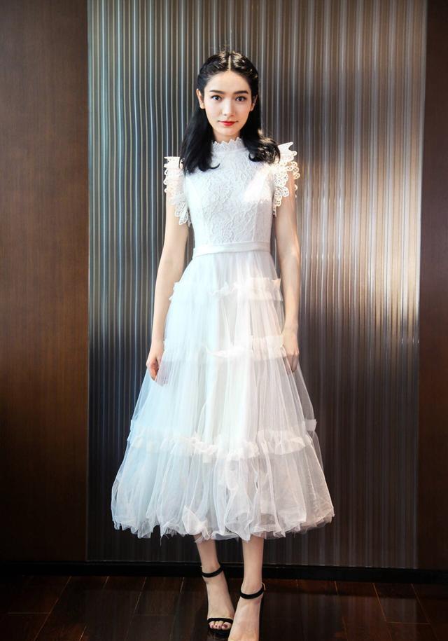 代斯身穿白色连衣裙,可比剧中仙多了