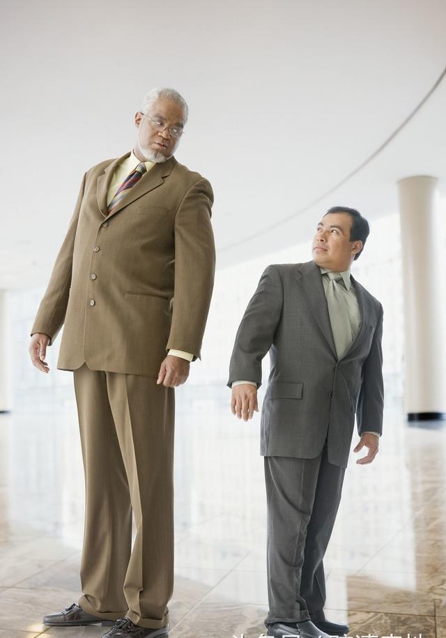 矮个子男生如何穿衣?一个方法百试百灵|矮个子|屁股|缩率_新浪新闻