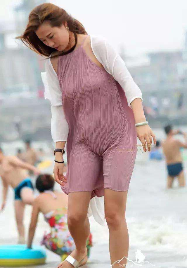 路人街拍: 小姐姐长裙被大风刮的太狼狈