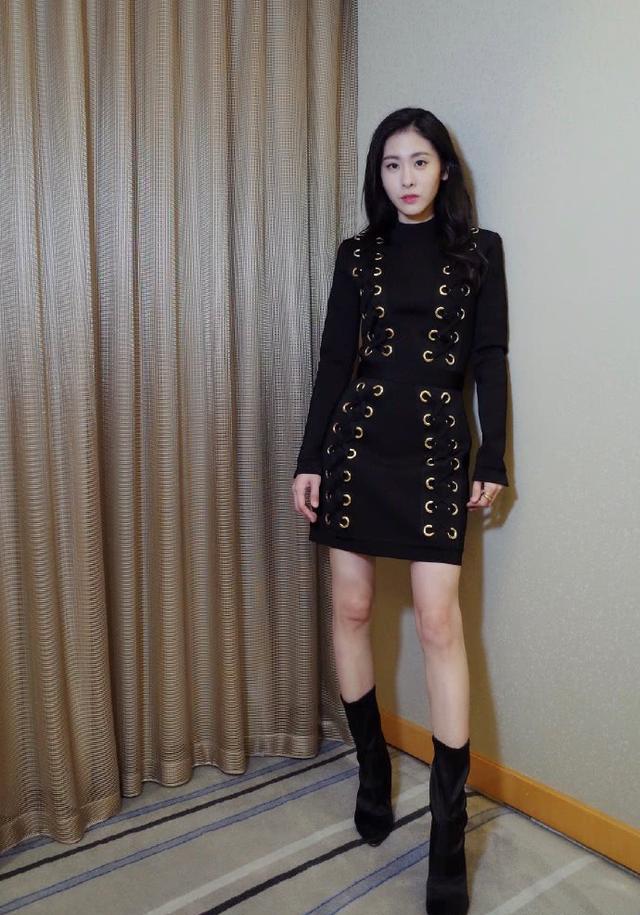 张碧晨真时髦!一身红色短裙配长靴,瞬间从29岁秒变19岁少女!