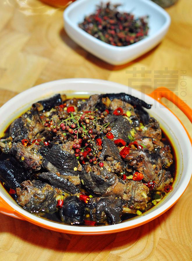 谁说天热了不爱吃肉!这道蒸乌鸡,麻辣鲜嫩,大人孩子都抢着吃!