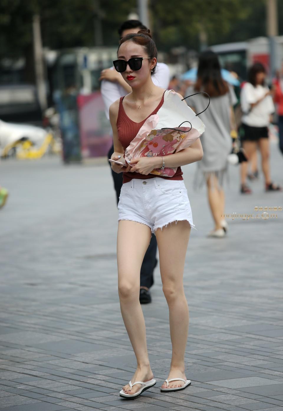 路人街拍美腿配热裤刚刚好