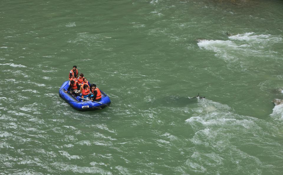 往巴拉村往下走,慢慢就可以到香格里拉巴拉格宗的大峡谷去进行漂流