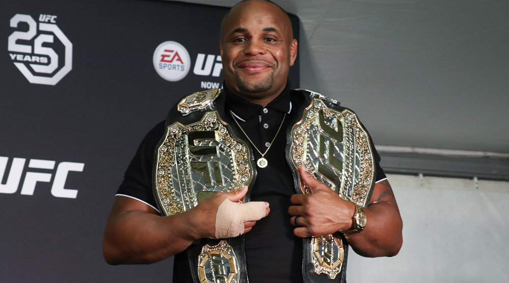 热血格斗迷 丹尼尔·科米尔自上周ko"七十亿最强男"米奥西奇后,登顶.