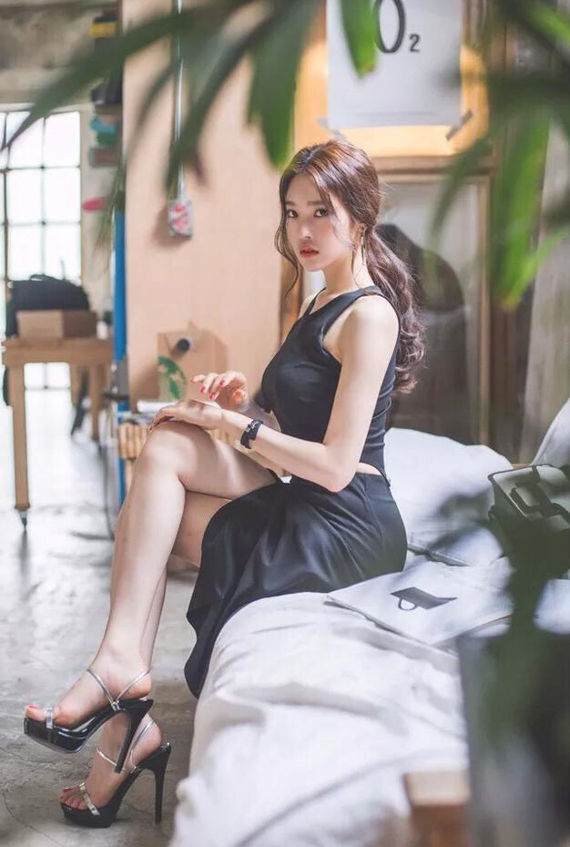 气息坚持优雅彰显曼妙身材,能够表现出一种优雅干练的感觉显得女人味