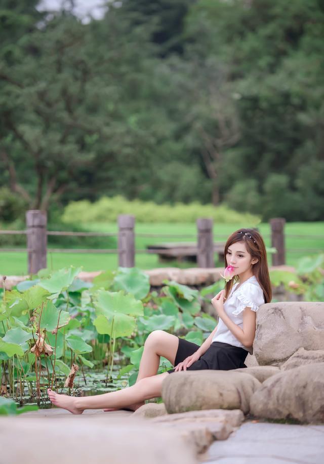 水池草地上的赤脚美人桃林少女出水芙蓉