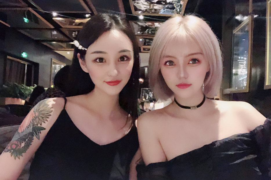 lpl决赛即将开战,uzi女友晒花臂纹身,网友:不如rng幸运女神