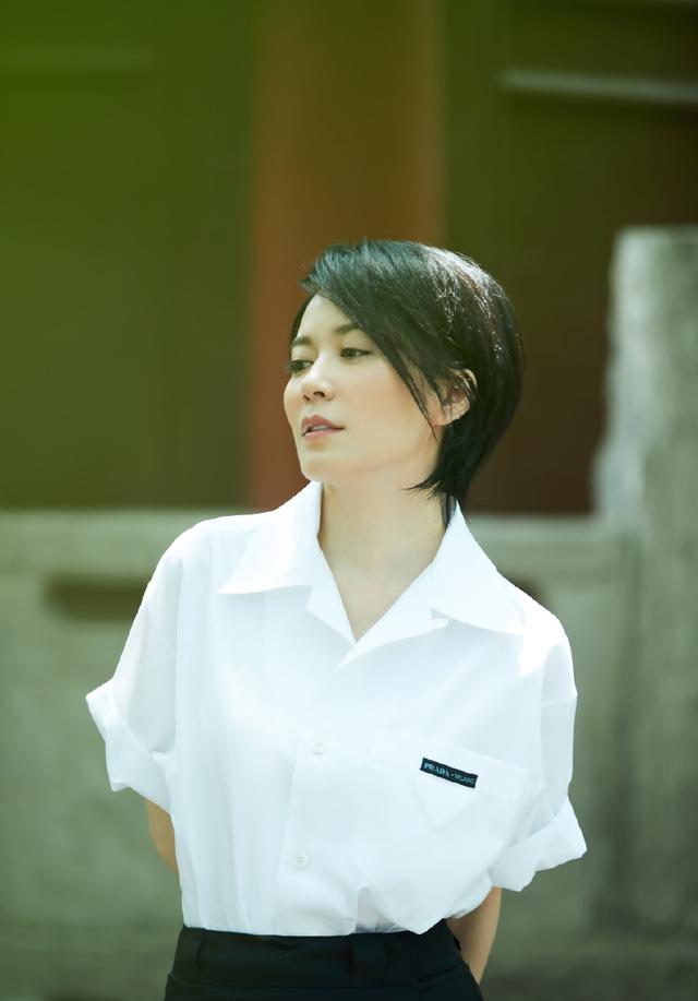 俞飞鸿出席活动穿黑色露肩裙秀小蛮腰网友怎么看都不像47岁