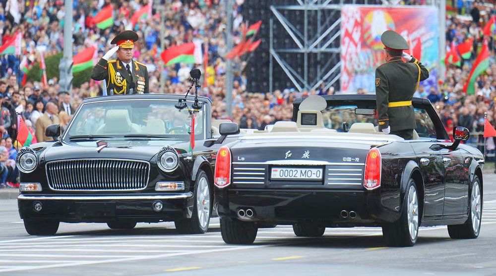 白罗斯独立日阅兵式 中国红旗车三军仪仗队完美亮相