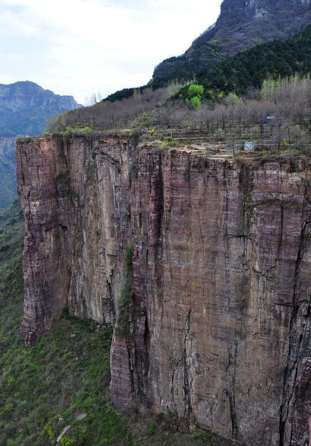 河南新乡郭亮村, 孤村一座万仞山