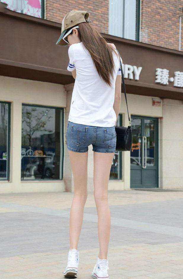 短裤白皙大长腿萌妹子霸屏街头潮流