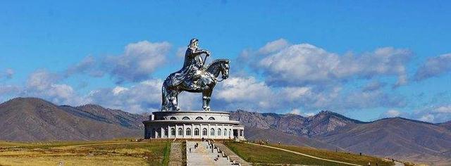 其中,位于蒙古国的成吉思汗骑马雕像被评为世界最大雕像