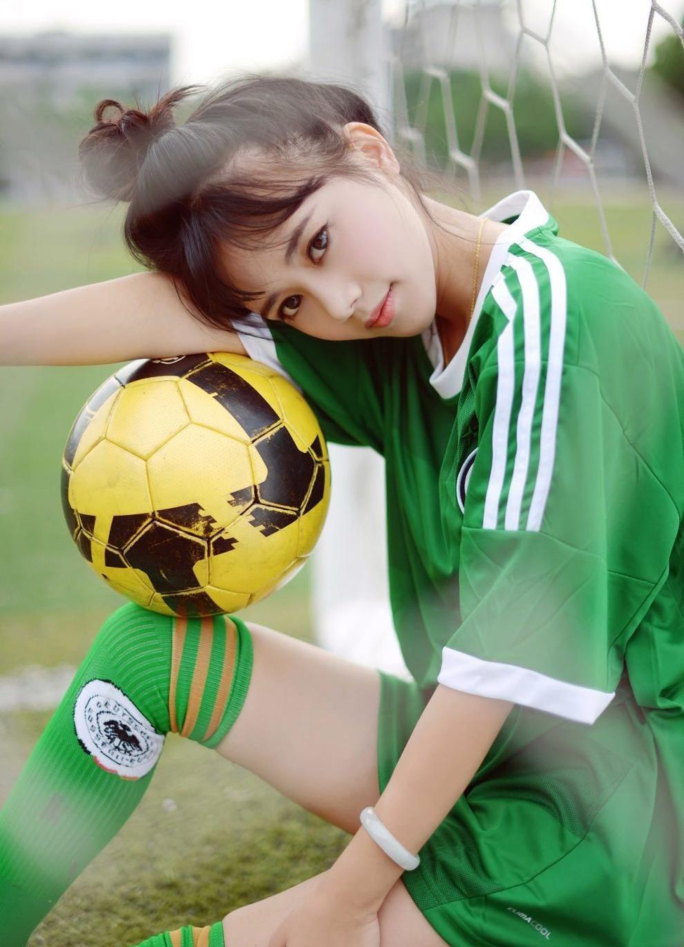 女孩子就应该把足球队服这样穿, 才性感好看