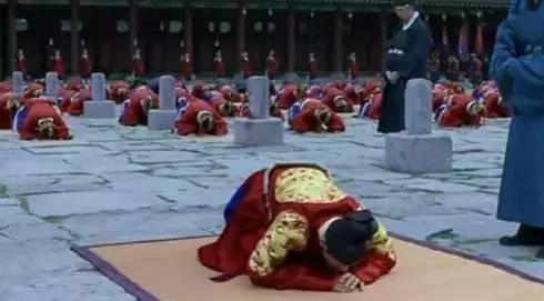 你必须跪下行礼 马大人:我就是不跪,你给我颜色瞧瞧?