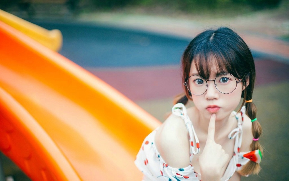 游乐场内的可爱眼镜少女卖萌甜美写真集 @微相册 @微博摄影