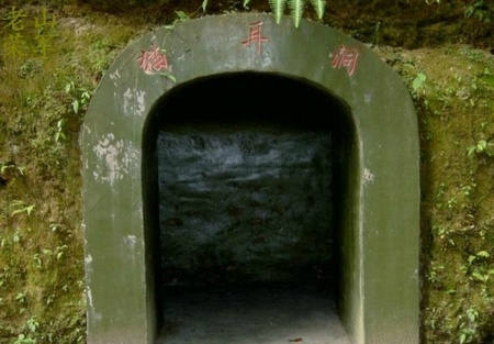 实拍越战猫耳洞遗址洞内仍放着弹药箱洞外杂草丛生