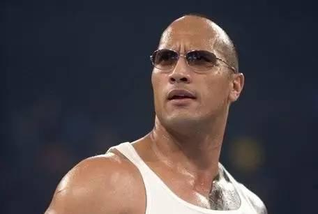 萨摩亚男性身材魁梧,这种独特的身材优势,国际上很多出名的摔跤明星都