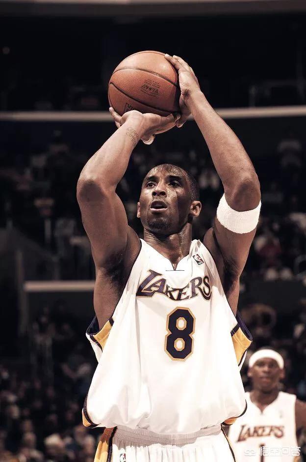 科比当年拿81分后主动要求下场, 说是保护前辈张伯伦的100分记录