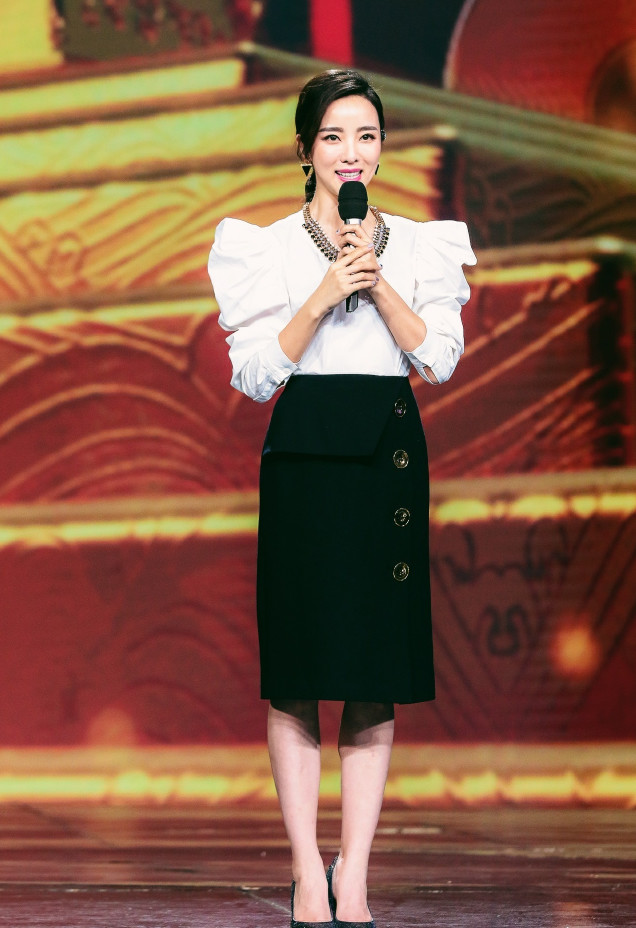 她26岁就跻身央视春晚,31岁生两子老公成谜,气质温婉动人!