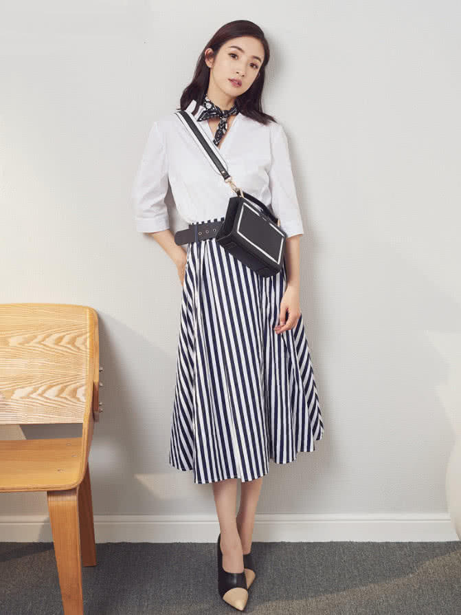 孙俪一条白裙美回16岁,不秀身材不摆拍,照样吊打时尚小花们!