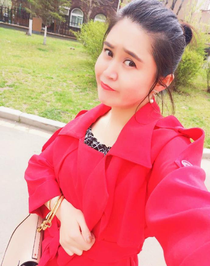 长贵娇妻嘟嘴卖萌自拍 手上的手袋价值一万多|乡村爱情|王小宝|手袋