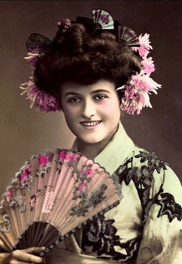 老照片维多利亚时代扮成艺伎拍照的欧洲女性2