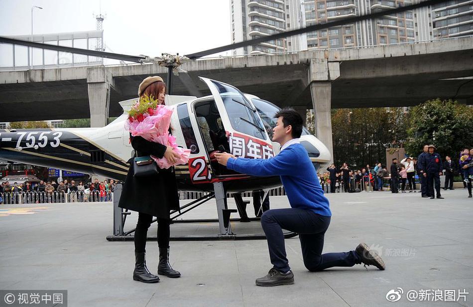 围观情侣们解锁新方式花式虐狗