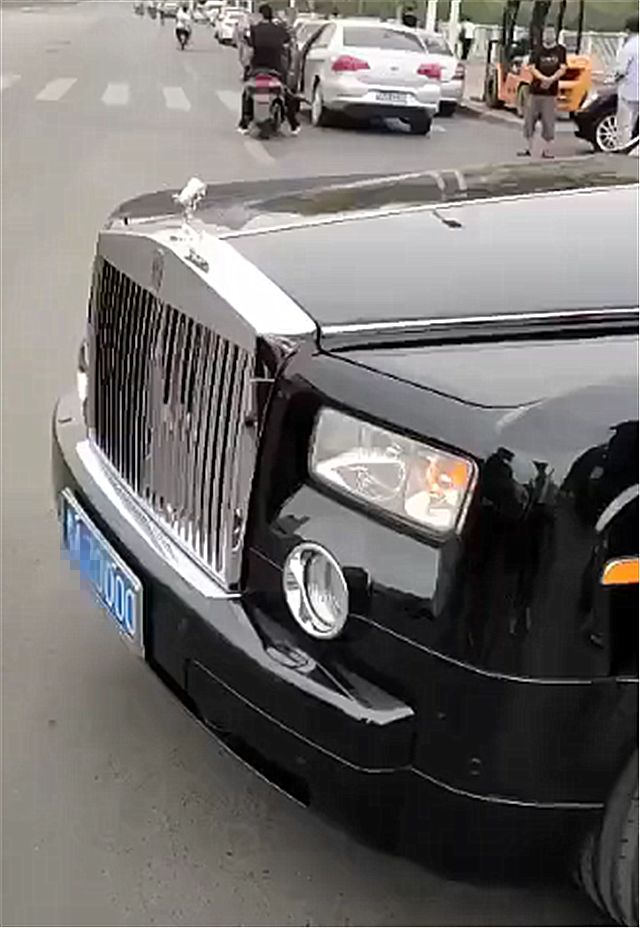 688万劳斯莱斯遭一辆电瓶车撞了,维修费40万!网友:卖房吧