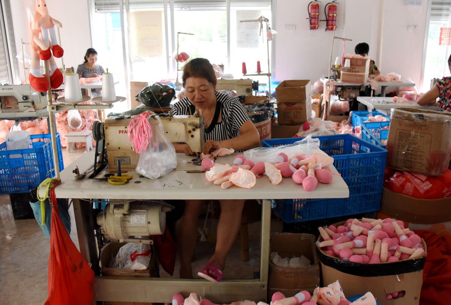 2018年8月18日,仙居县大战乡大战村,留守妇女们在一家庭车间内加工布