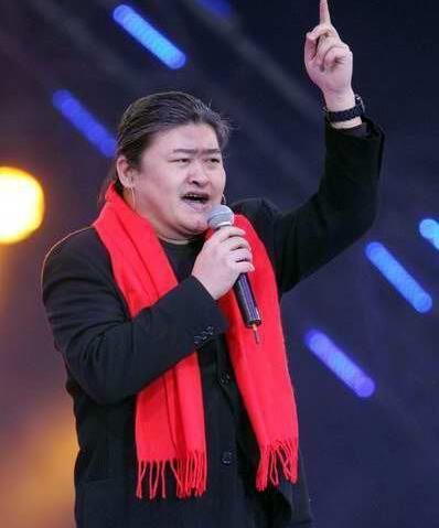 54岁的刘欢与郭晓松同框近照,由于病情反复,白发已经侵蚀了岁月