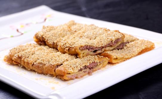 芝麻里脊6,另取锅热油,待油八成热后,趁热浇在细葱丝上,可以放点儿红