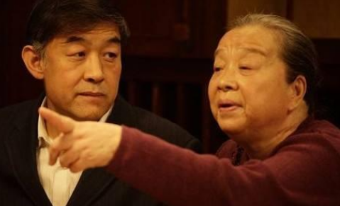 82歲李明啟近照,兒子是大律師老公像孩子,演技太好被罵20年