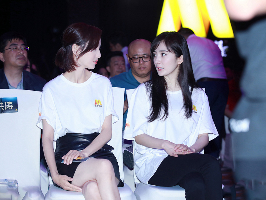 杨幂佟丽娅罕见合影同穿黑白配网友天然脸就是不一样