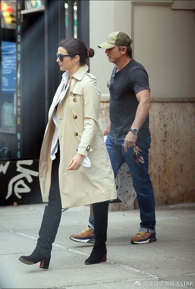 蕾切尔·薇姿和老公丹尼尔·克雷格蕾推着刚出生的宝宝首次公开亮相