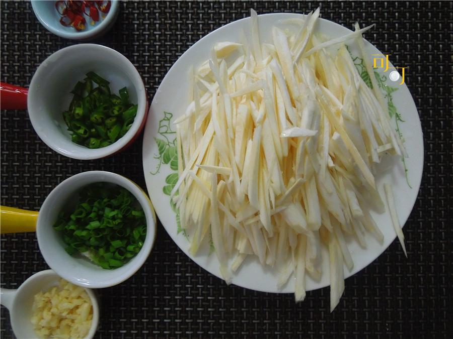 最適合夏天吃的茭白做法,煮一煮,拌一拌,淋上蔥油,香辣下飯