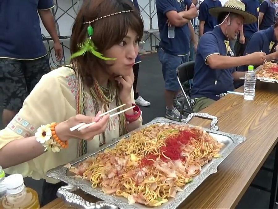大胃王安吉拉参加炒面大赛,一路领先,其他选手:终于不吃了