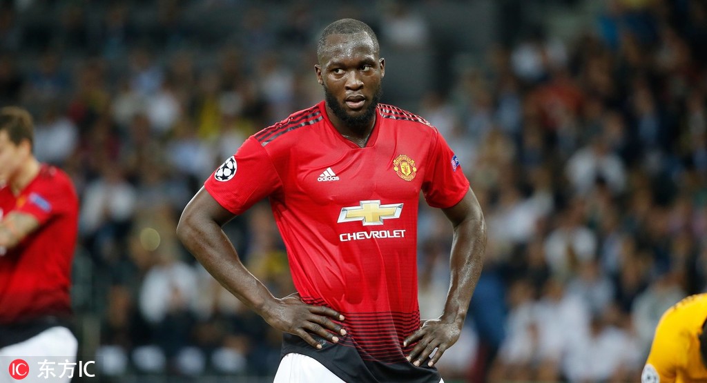 在曼联和狼队的比赛中,卢卡库本来有机会破门帮助曼联再次领先的,在第