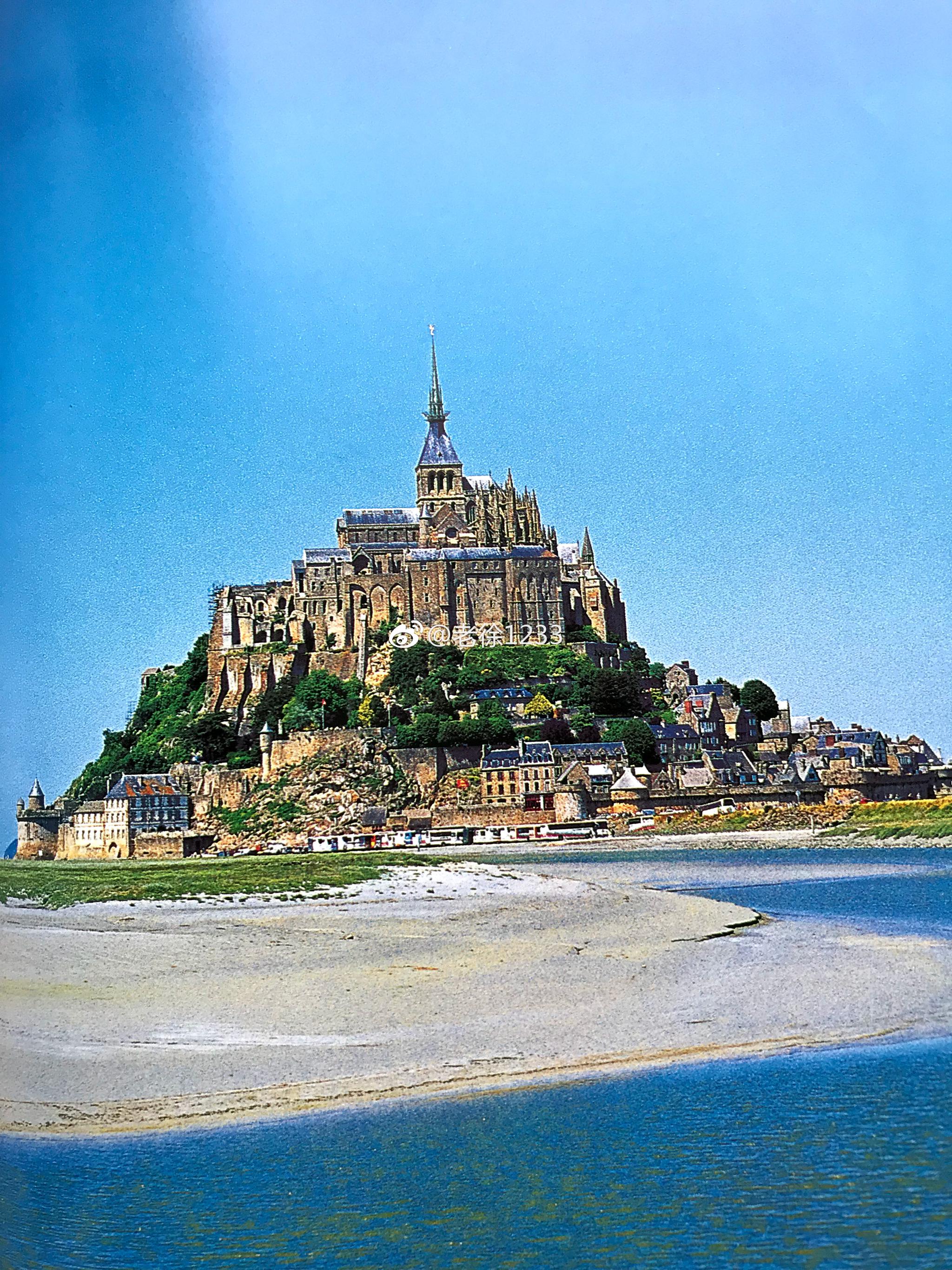 大约有一千两百年的圣米歇尔修道院曰景和夜景同样迷人