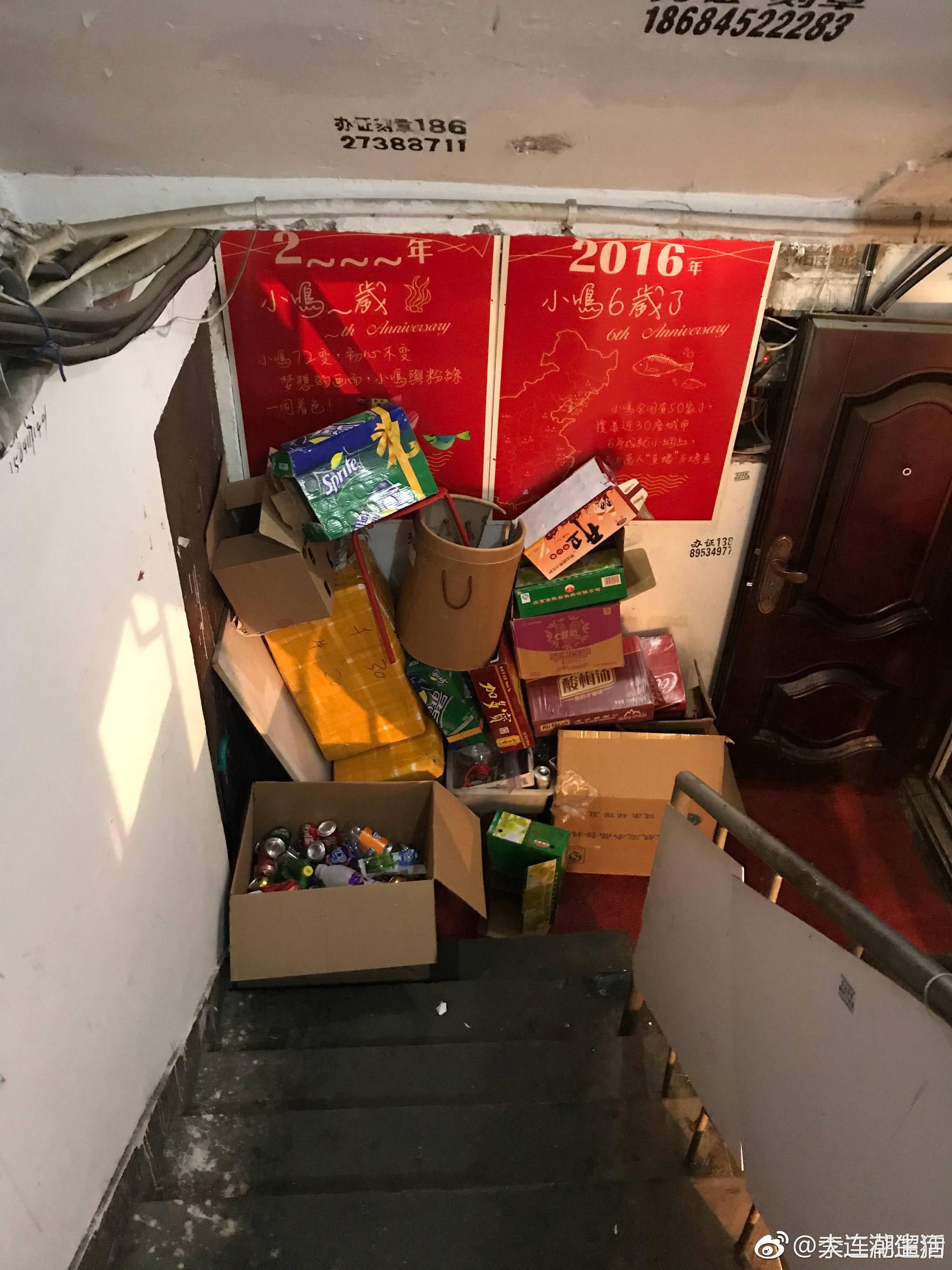 火锅店杂物堆占楼道 居民忧消防隐患