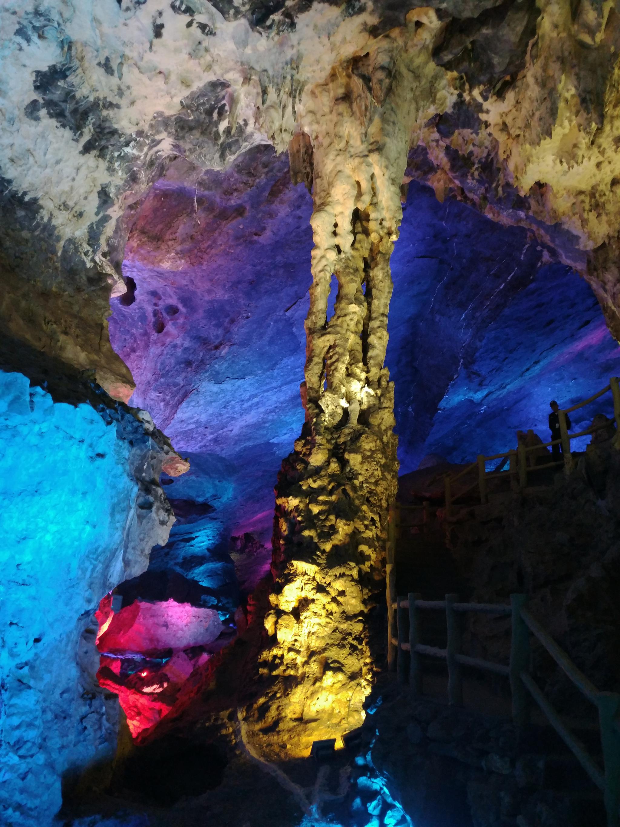 走进古蔺古郎洞,整个溶洞"洞幽,石奇,景绚,峡秀",洞中有洞