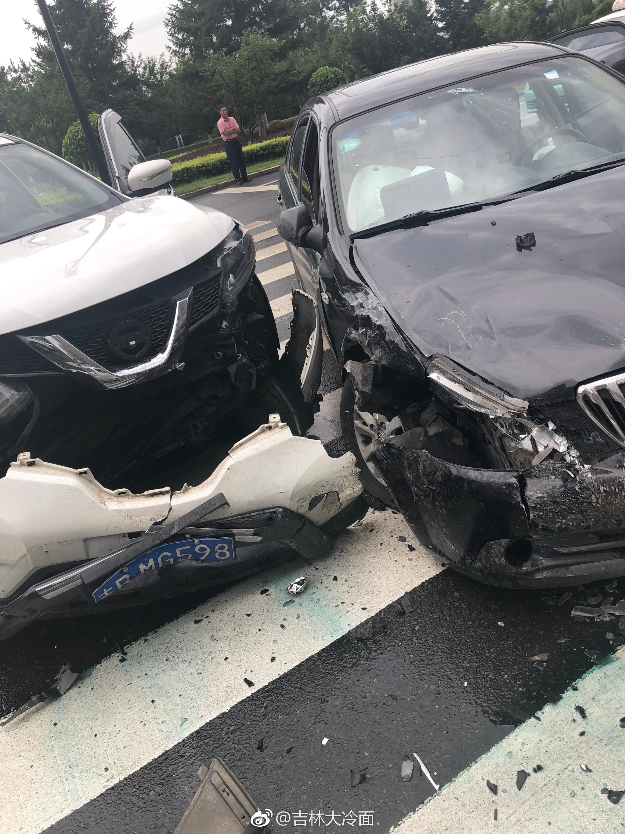 网友@v奶牛v 爆料:今日中午,华山路中环北门环岛发生严重交通事故