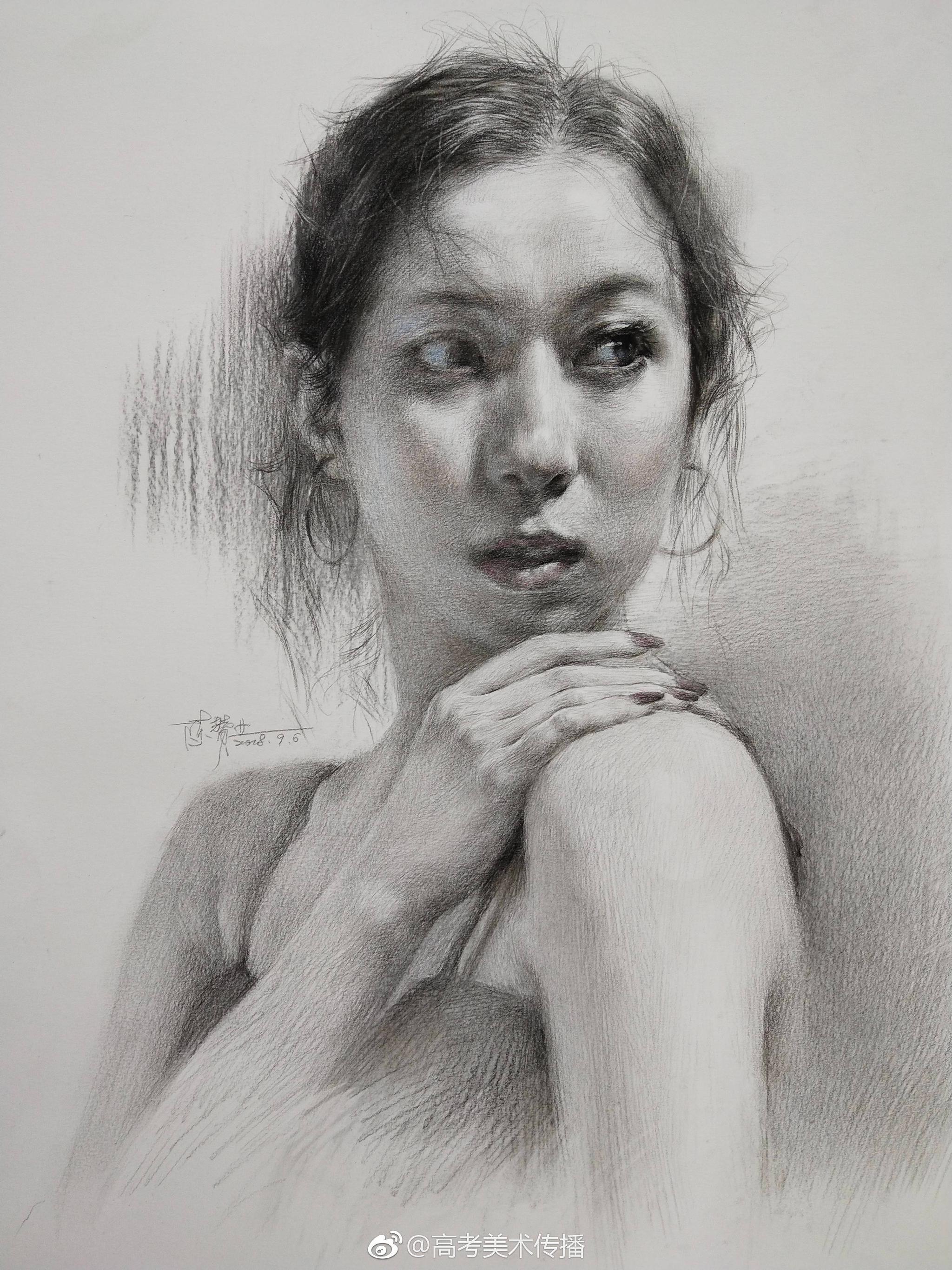 素描人像女青年特点