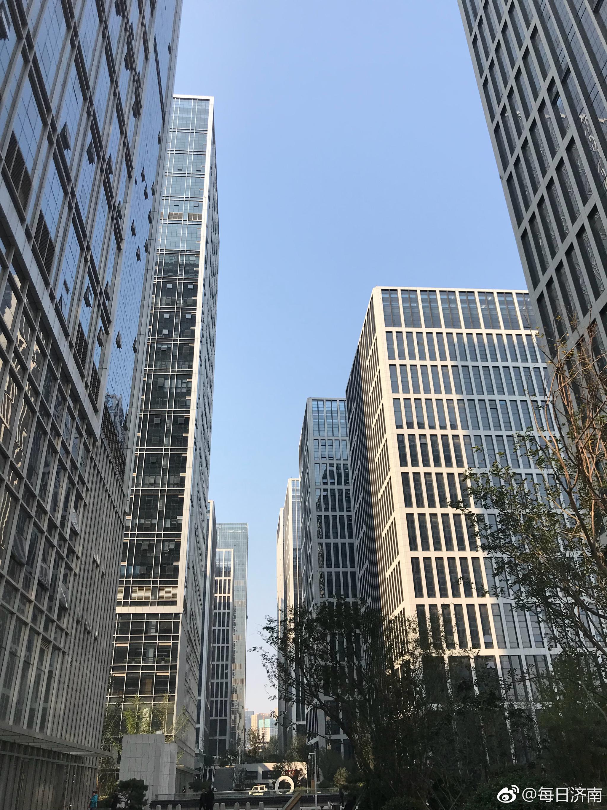 9.27 汉峪金谷 好久不拍了～前几天多了警务室,以后加班也不怕了
